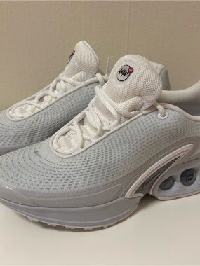 Nike Air Max DN Men's Size 10 Wolf Grey Sky Grey Pure Platinum Sneakers